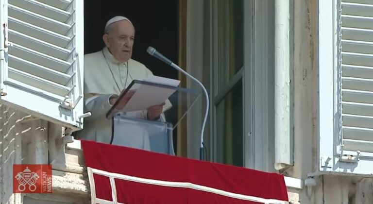 O Papa no Angelus: Jesus é a Palavra, se não paramos para ouvi-lo, Ele passa