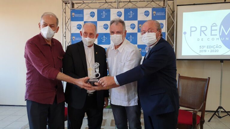Cerimônia de entrega do Margarida de Prata a Wolney Oliveira reúne clérigos, cineastas e convidados