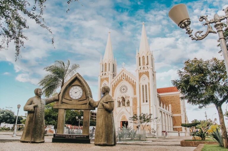 Petrolina encerra Ano Diocesano da Família e abre Ano Mariano Missionário com caminhada e missa