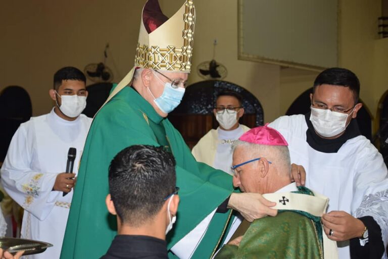 Dom Irineu Roman recebe o Pálio Arquiepiscopal das mãos do núncio apostólico