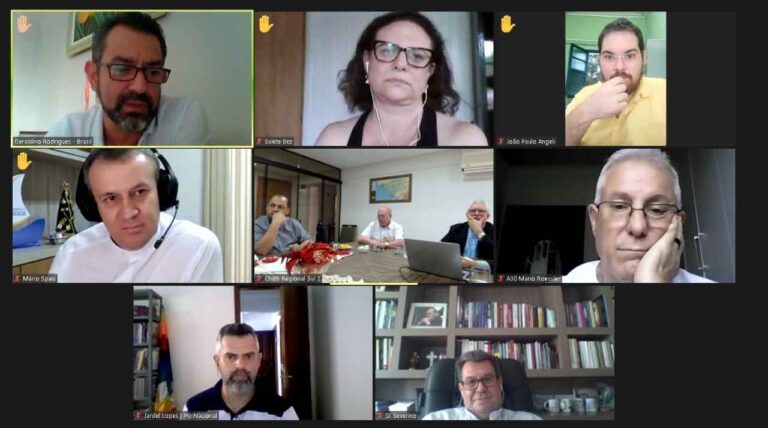 Reunião de partilha dos participantes paranaenses na 1ª Assembleia Eclesial da América Latina e do Caribe