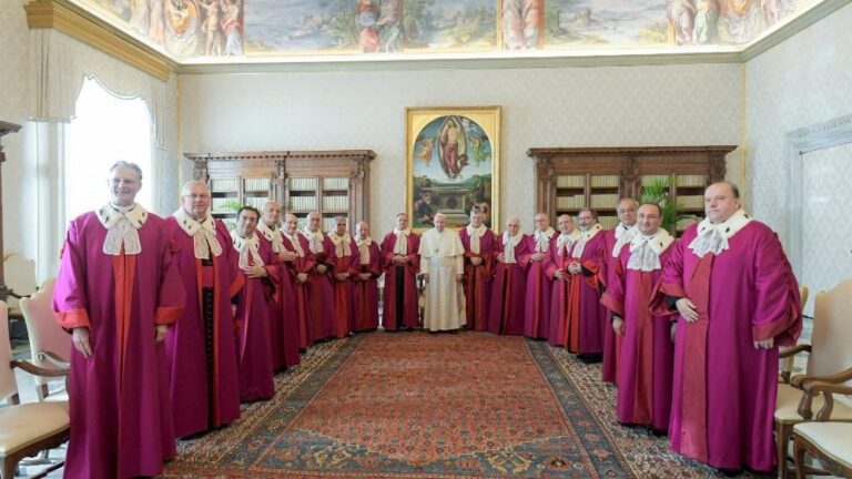 O Papa à Rota Romana: promover a cultura da escuta, condição prévia da cultura do encontro