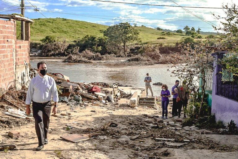 Em visitas aos municípios atingidos pelas fortes chuvas na Bahia, comitiva se reúne com o poder público de Itabuna (BA)