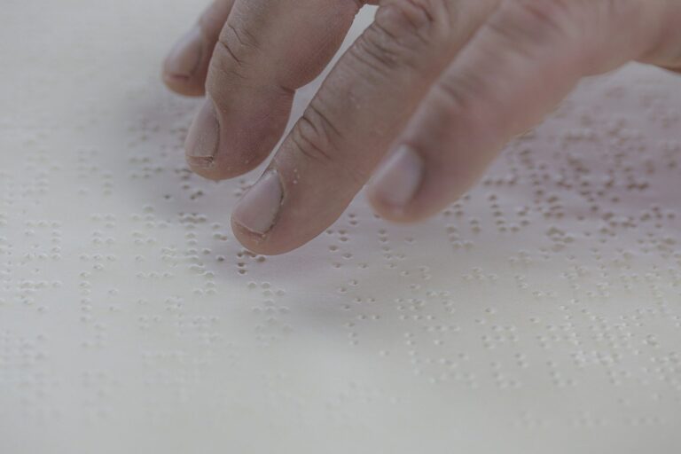 Dia Mundial do Braille: instrumento essencial para milhões de pessoas com deficiência visual