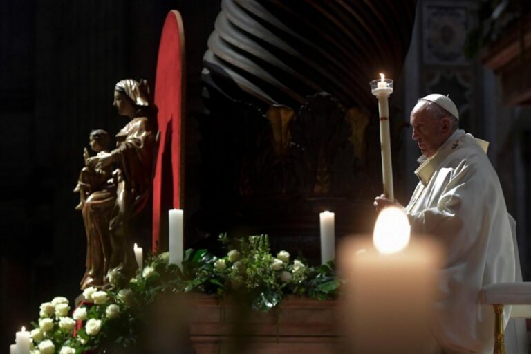 Papa aos consagrados: abrir os braços a Cristo e aos irmãos, sem deixar roubar a alegria