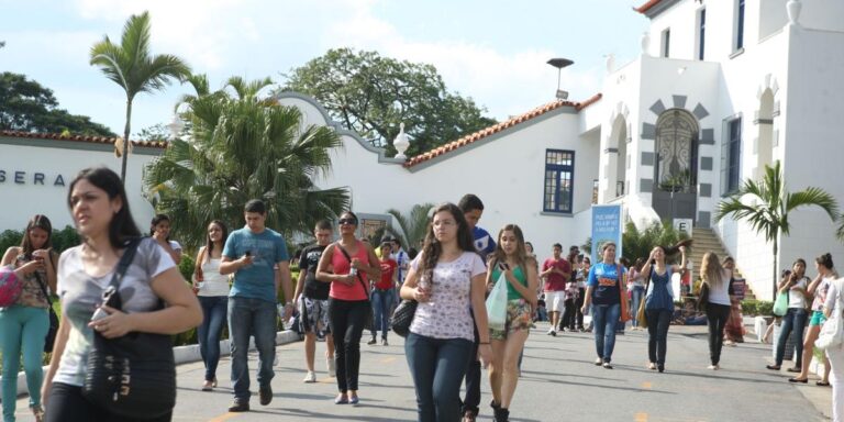 No ano do centenário da arquidiocese de BH, PUC Minas e Colégio Santa Maria alcançam 100 mil alunos