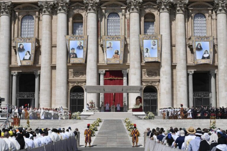 A Igreja ganhou dez novos santos, no domingo, 15 de maio: “reflexos luminosos do Senhor na história”