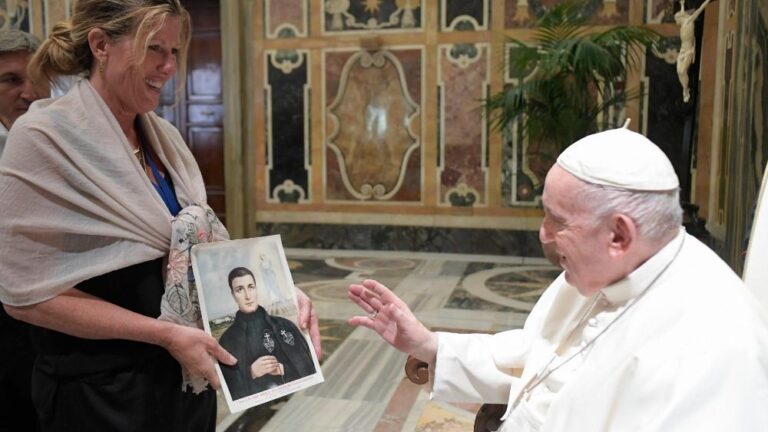 “Os santos nos recordam que é possível viver o Evangelho em plenitude”, afirma o Papa Francisco